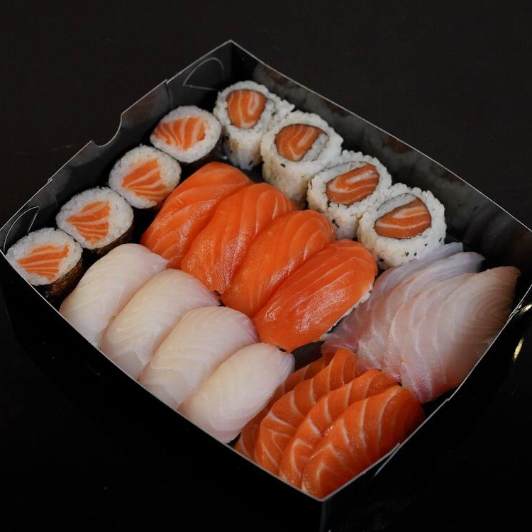 O prato é composto por 04 Hossomakis de Salmão, 04 Uramakis de Salmão, 04 Niguiris de Peixe Branco e 04 Niguiris de Salmão. A experiência é acentuada com 04 Sashimis de Salmão e 04 Sashimis de Peixe Branco
