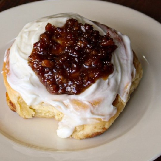 ROL DE CANELA CON TOCINO/MAPLE