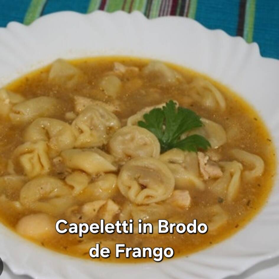 De origem italiana, esse caldo aromatico, leve e suave é obtido da lenta cocção de frango e legumes. Vem servido com capelettis recheados com peito de frnago. Uma porção de carinho e conforto no seu dia. Acompanha porção de torradas cortesia