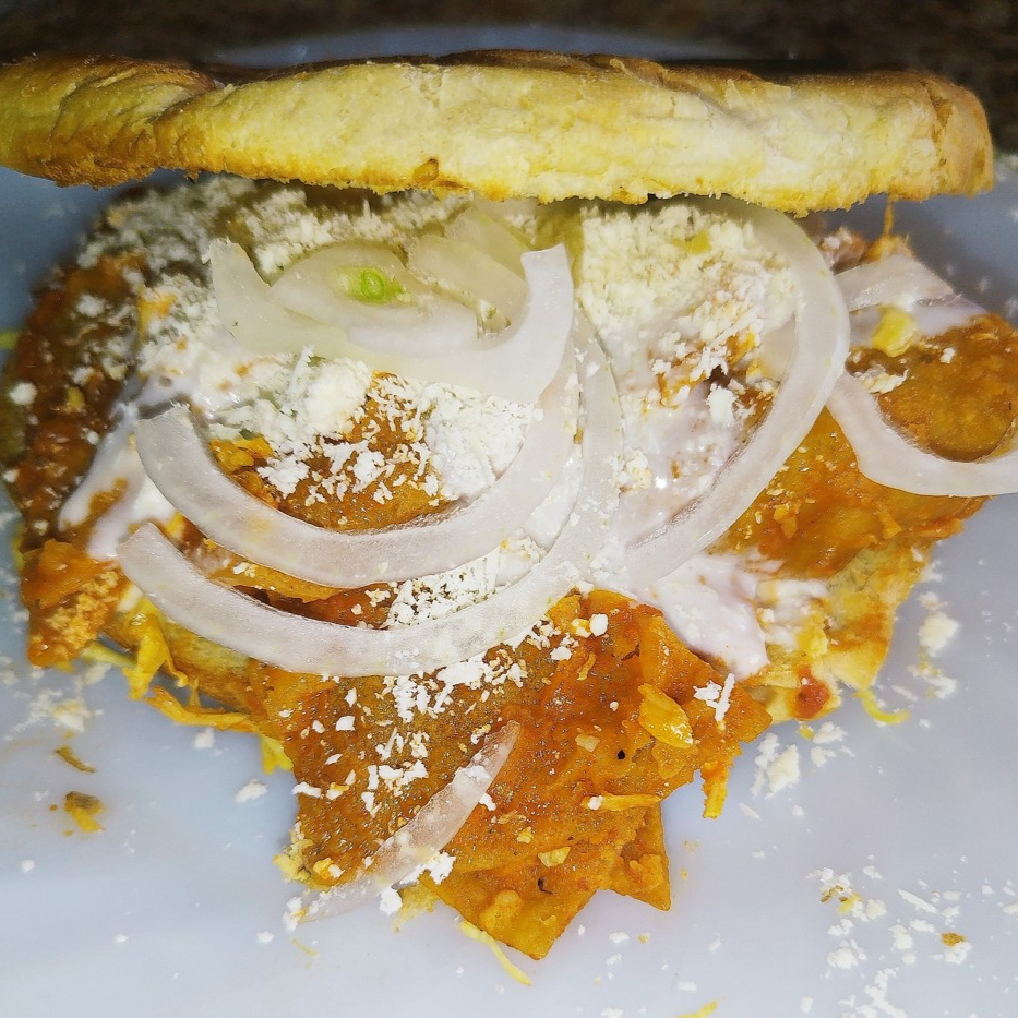 Torta de Chilaquiles Rojos