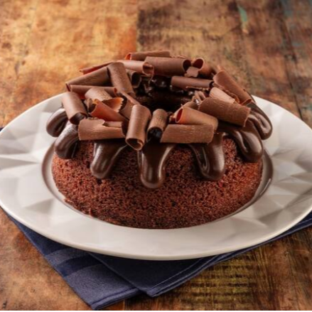 Massa de chocolate com cobertura de brigadeiro e raspas de chocolate 19 cm de diâmetro