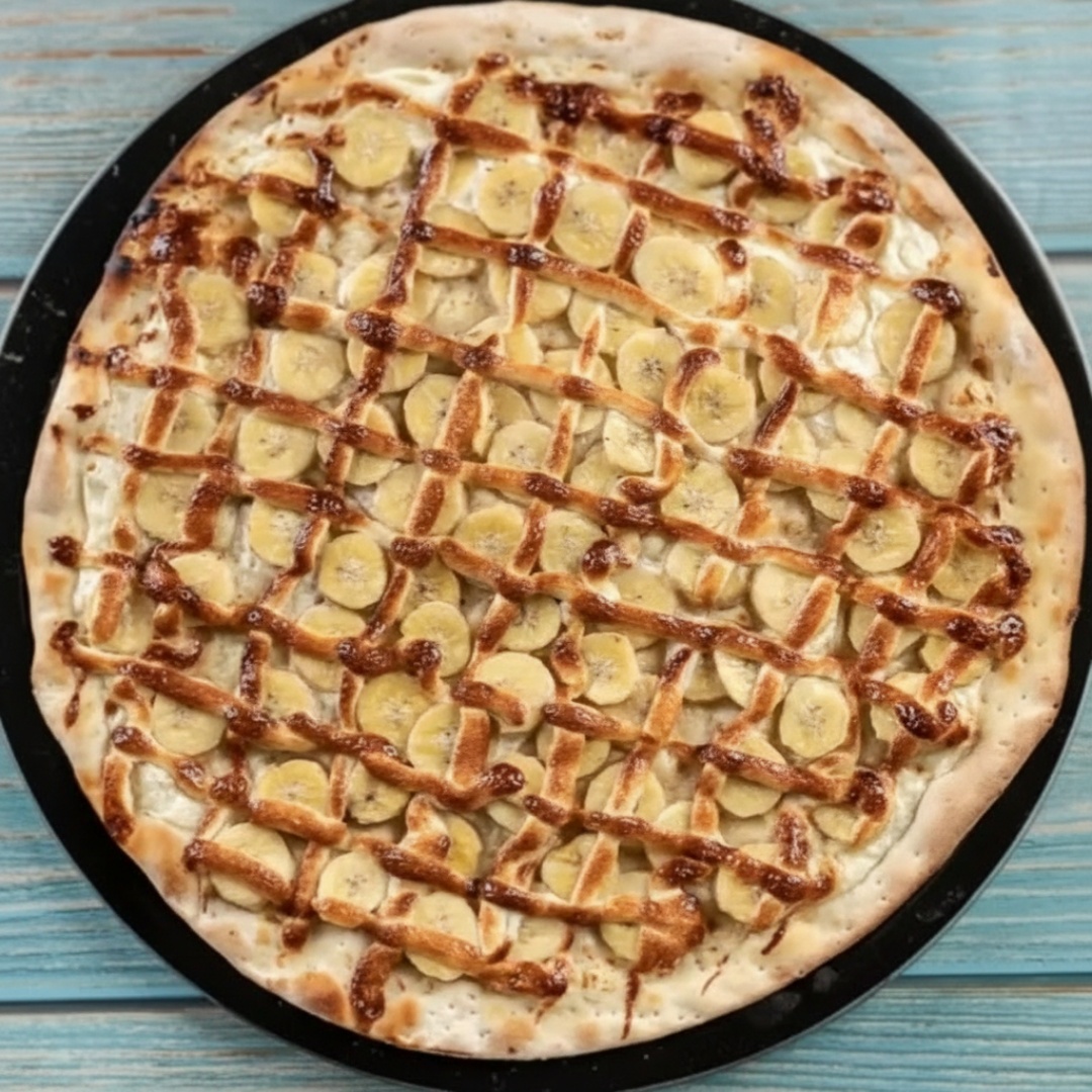 Banana, chocolate branco, açucar e canela.