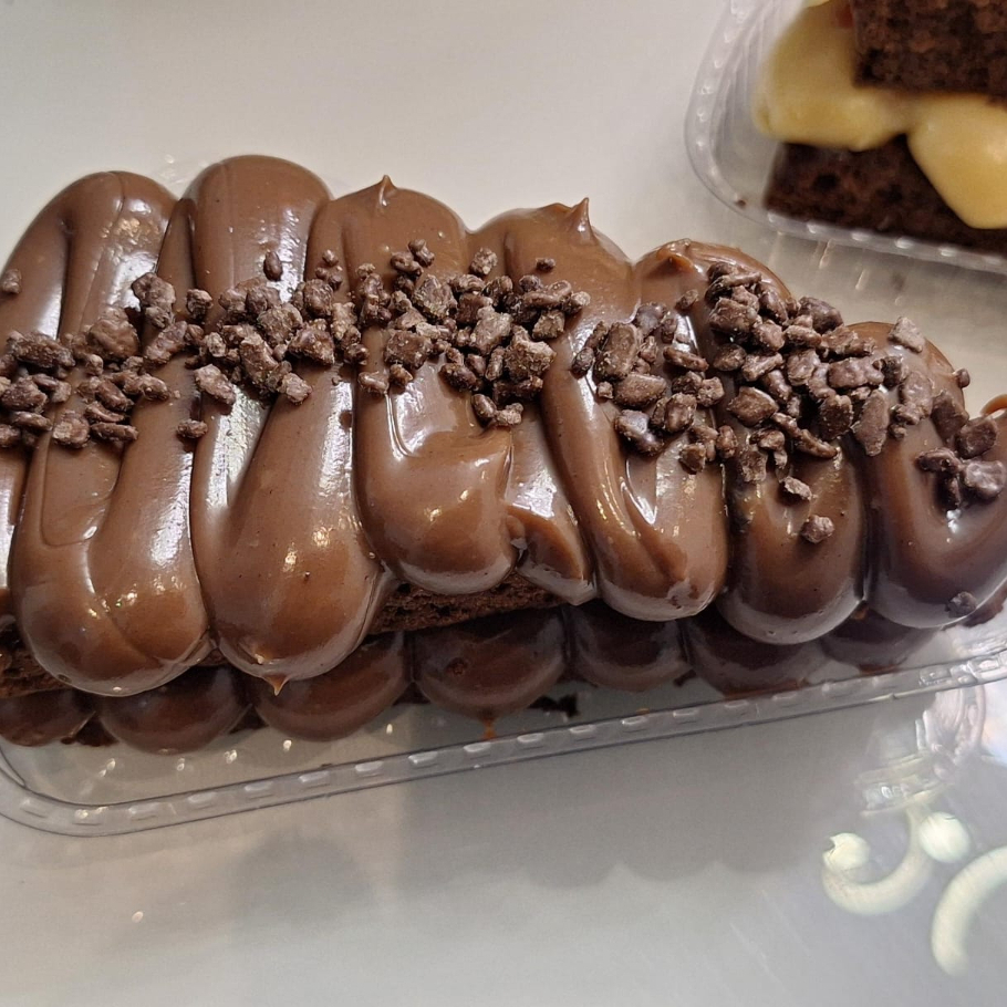 Massa de chocolate amanteigada, recheio de brigadeiro