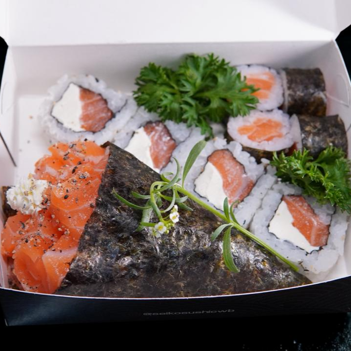 Uma combinação clássica e irresistível para os apaixonados por salmão! Contém 1 Temaki Filadélfia, 4 uramakis Filadélfia e 4 hossomakis de salmão, trazendo muito sabor, cremosidade e frescor em cada peça.