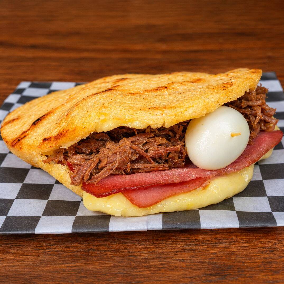 Arepa Sencilla de Queso, Jamón y Carne