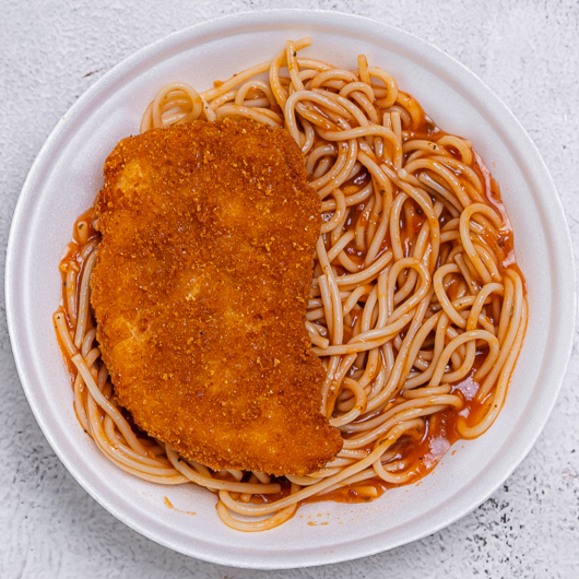 Marmita com delicioso filé de frango empanado na massa crocante, acompanha macarrão espaguete ao molho de tomate.