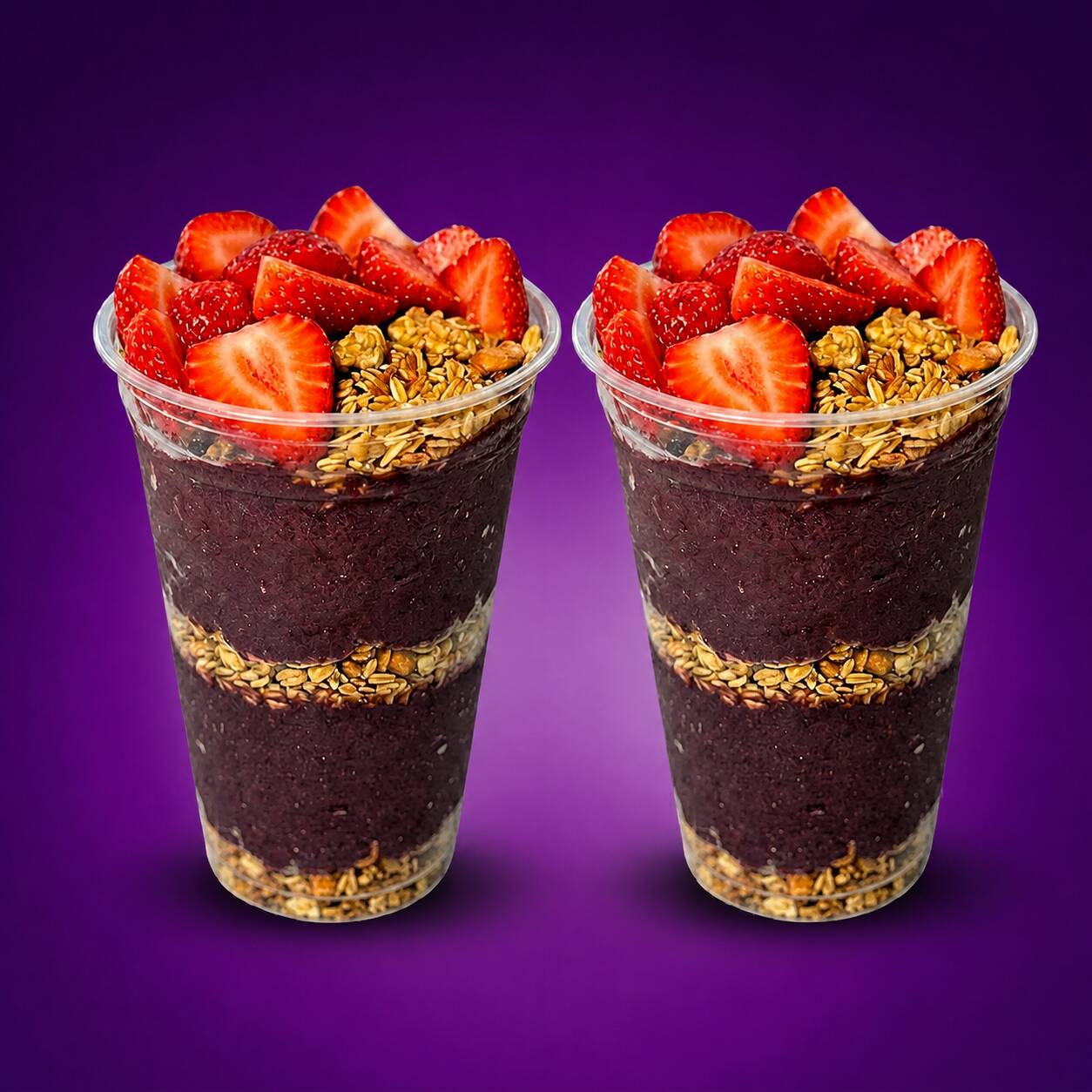 Açaí tradicional com granola e morango.