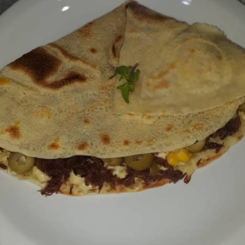 Queijo coalho, carne de sol desfiada, azeitona e milho. Acompanha salada de folhas , pepino japonês e molho.