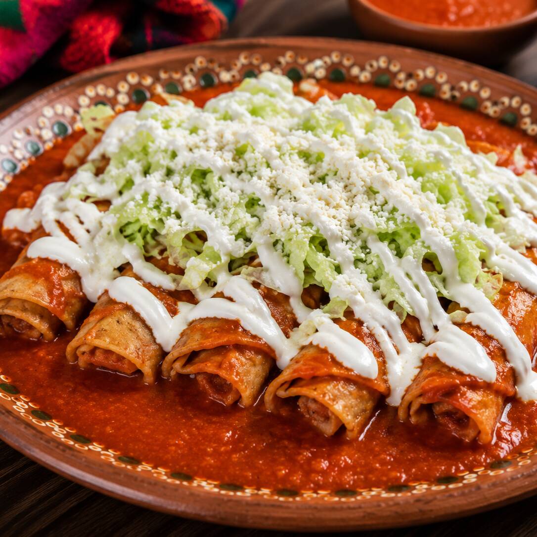 Flautas Ahogadas Rojas de Carnitas (5 Piezas).