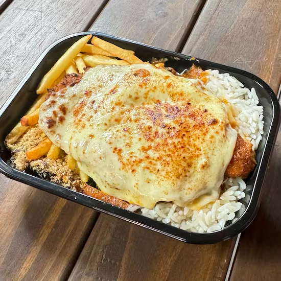 Guarnições: arroz branco, farofa, fritas e legumes do Dia