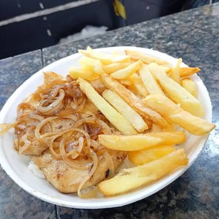 frango grelhado com fritas arroz e feijão