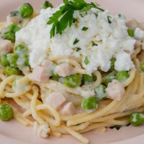 Espaguete envolto em um molho cremoso à base de creme de leite, com cubos suculentos de presunto defumado, e ervilhas frescas. Fonalizado com queijo parmesão raladoUm clássico francês de sabor delicado e aconchegante, perfeito para quem aprecia uma massa rica e cremosa.