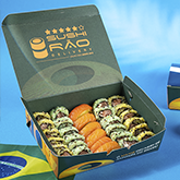12 Uramakis de Salmão Verdes + 12 Uramakis de salmão amarelos + 3 Sushis de Salmão Amarelos + 3 Sushis de salmão verdes.