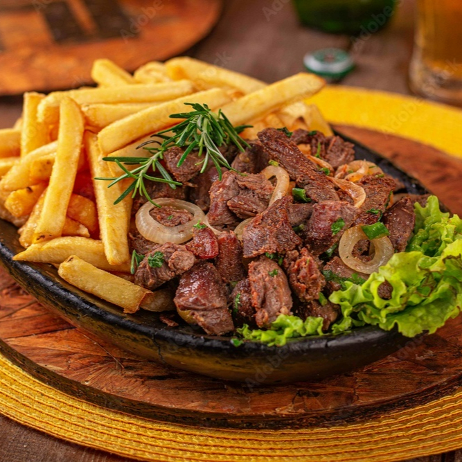 Carne do sol de excelência, em cubos. Escolha os acompanhamentos e desfrute da praticidade e sabor na sua casa. Escolha a porção que melhor te atende (1 ou 2 pessoas).