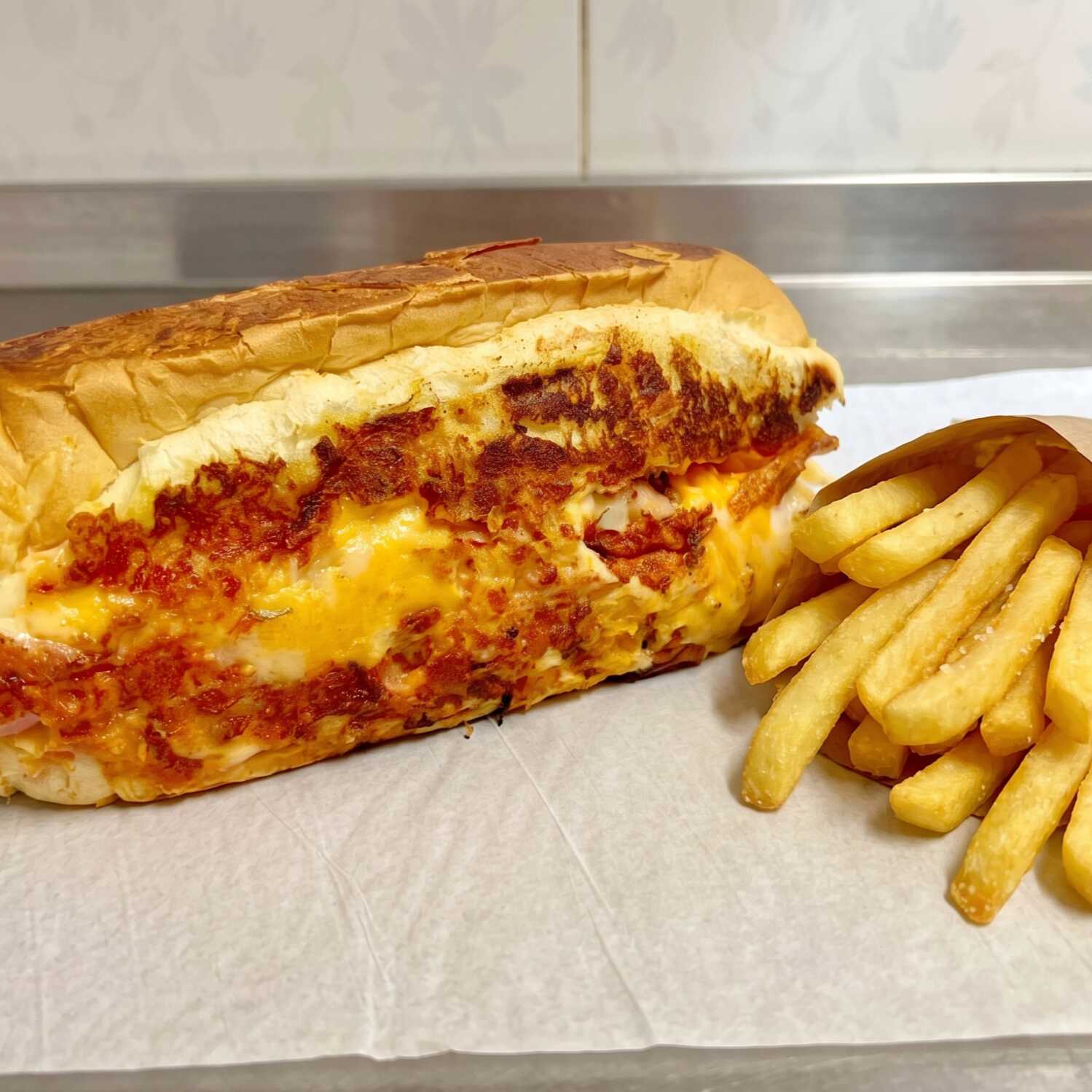 1 Dog Cabuloso+ Fritas P+ Refrigerante mini
2 Salsichas, cehddar cremoso, catupiry cremoso, bacon, frango desfiado, milh, batata palha e molho do chefe.