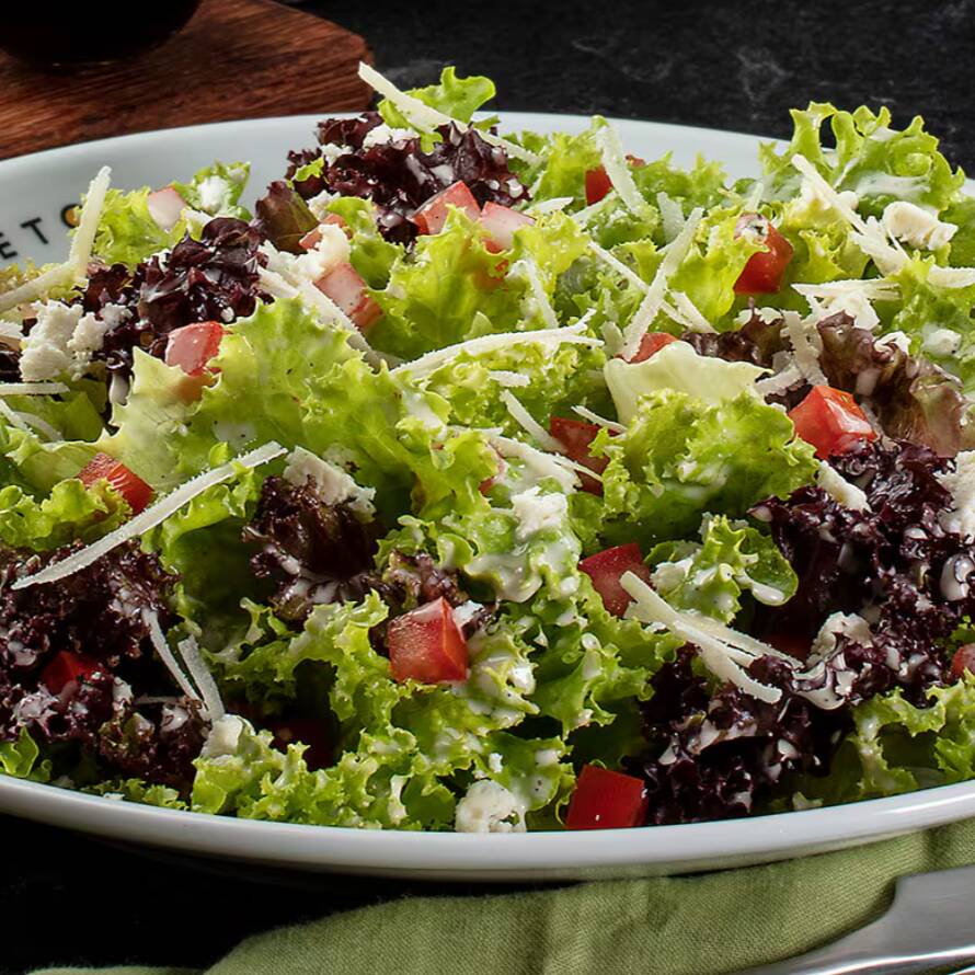 90g da combinação de 3 folhas deliciosas: alface crespa, alface roxa e rúcula, com um dos nossos molhos especiais de salada + 6 ingredientes a sua escolha!