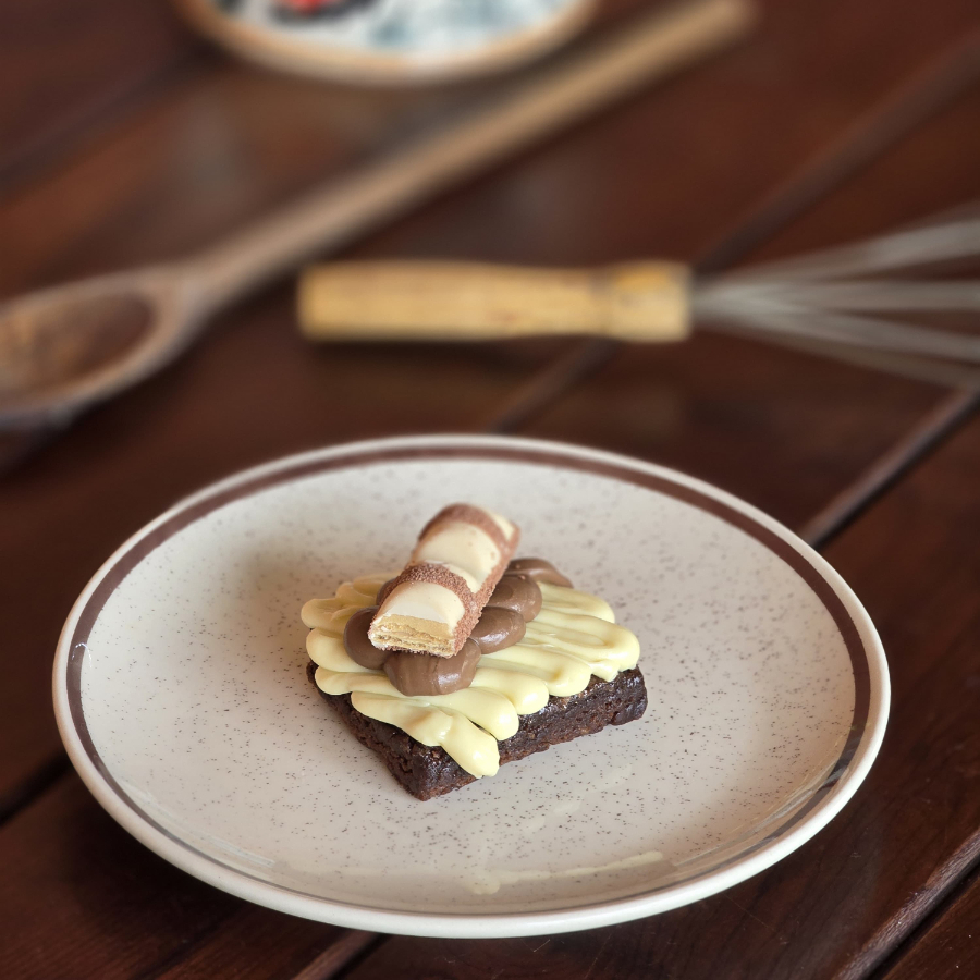 O Brownie que não é apenas um doce, é um evento! A cremosidade do Ninho, a intensidade da avelã e a crocância do Kinder Bueno em cada pedaço.