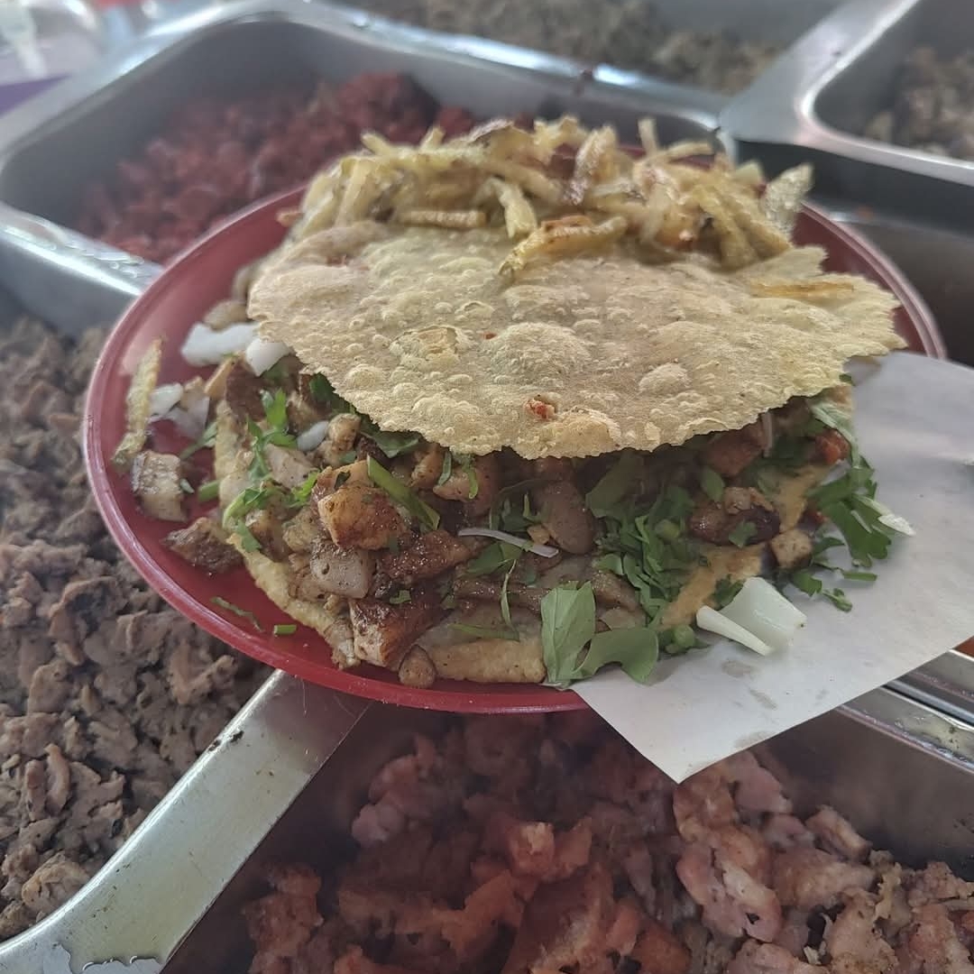Gordita de Chicharron y Carne Enchilada Con Papas