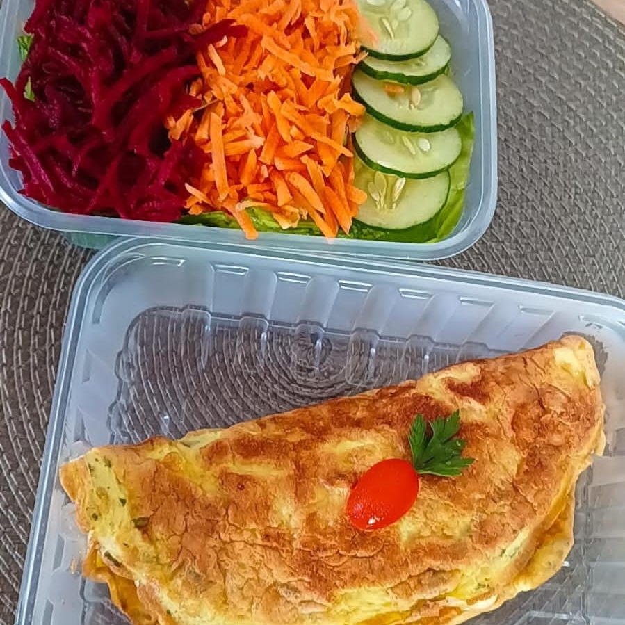 Omelete frango desfiado com requeijão
Saladinha