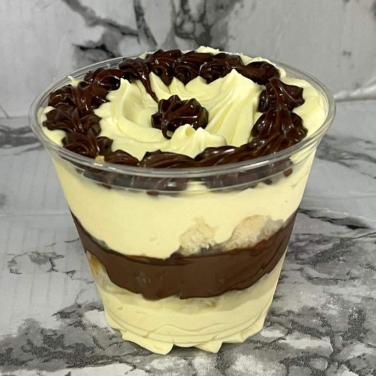 Camadas de bolo de Leite Ninho e Nutella, cremosa e indulgente, direto para o seu pote de amor.