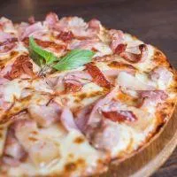 MOLHO, MUSSARELA, MILHO, PALMITO, PRESUNTO, LOMBINHO, BACON, CATUPIRY E ORÉGANO