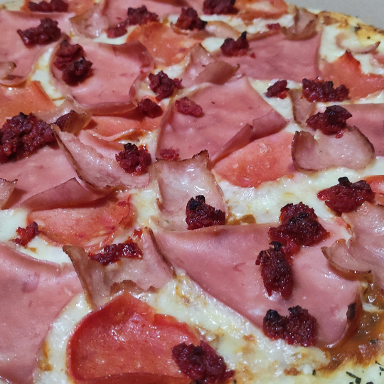 Pizza grande carnes frías,orilla rellena de queso