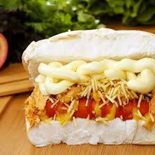 Pão, 1 Salsicha, Frango, Milho verde, Ervilha, Pure de Batata, Vinagrete, Catupiry, Queijo ralado, Ketchup, Maionese, Mostarda