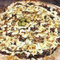 🍅 Molho Rufu’s, 🥩 costela desfiada, 🍖 barbecue, 🧀 muçarela premium, 🧀 catupiry, 🧀 provolone defumado e orégano. Visual brutal, sabor que impõe respeito.