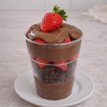 Quem não ama uma combinação de brigadeiro de chololate cremoso e morangos frescos e brownie pra melhorar ainda mais, porque nesse copo tem tudo isso