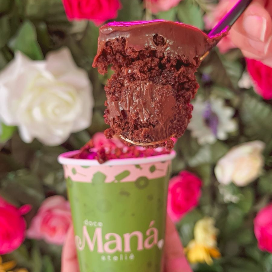 Camadas de massa de chocolate macia e super úmidas intercaladas com brigadeiro ao leite cremoso e aveludado. Para a coroação perfeita, uma chuva de granulado belga dá o toque final, adicionando uma textura crocante e um sabor extra. Obs: não alteramos nenhum item pote 200ml