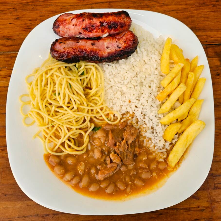 Linguiça toscana assada na brasa com arroz, feijão, macarrão e batata frita.