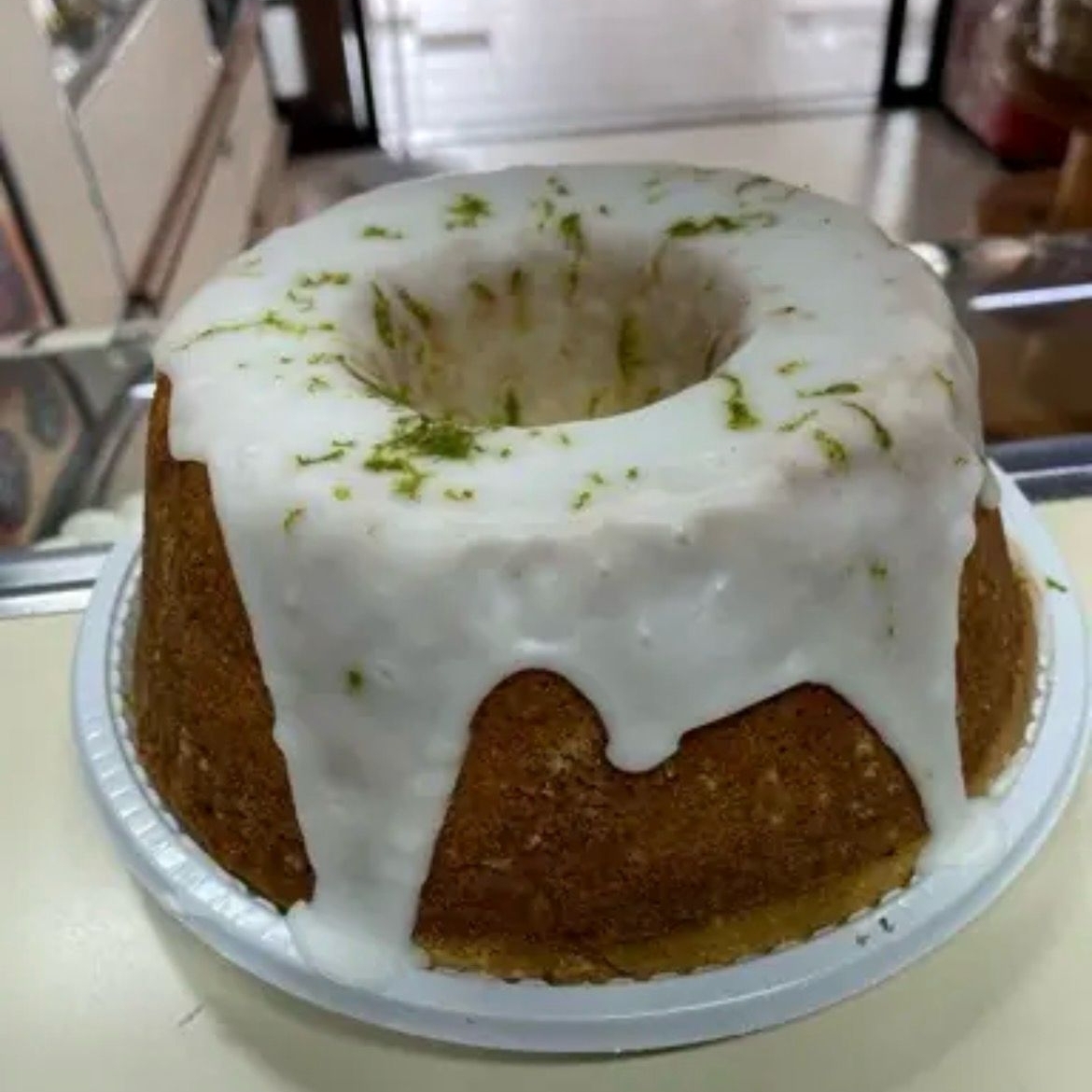 Bolo tradicional, bem fofinho, com sabor de limão e cobertura de fondant e raspas de limão. Peso aproximado 600g.