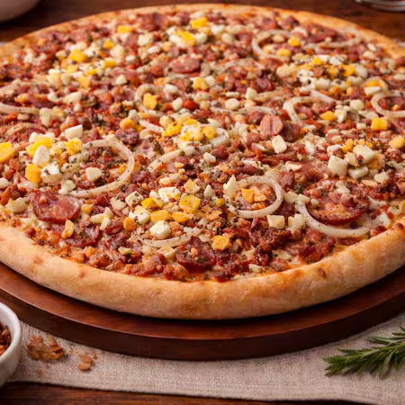 Molho de tomate especial, muçarela, presunto, calabresa defumada, bacon crocante, ovos, cebola e orégano.