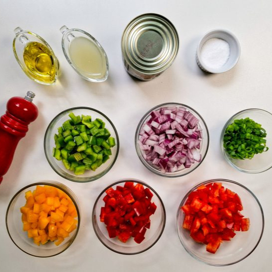 Grão de Bico, Tomate, Pimentão verde, Pimentão vermelho, Pimentão amarelo, Cebola, Cebolinha, Azeite de Oliva, Suco de Limão, Sal e Pimenta.