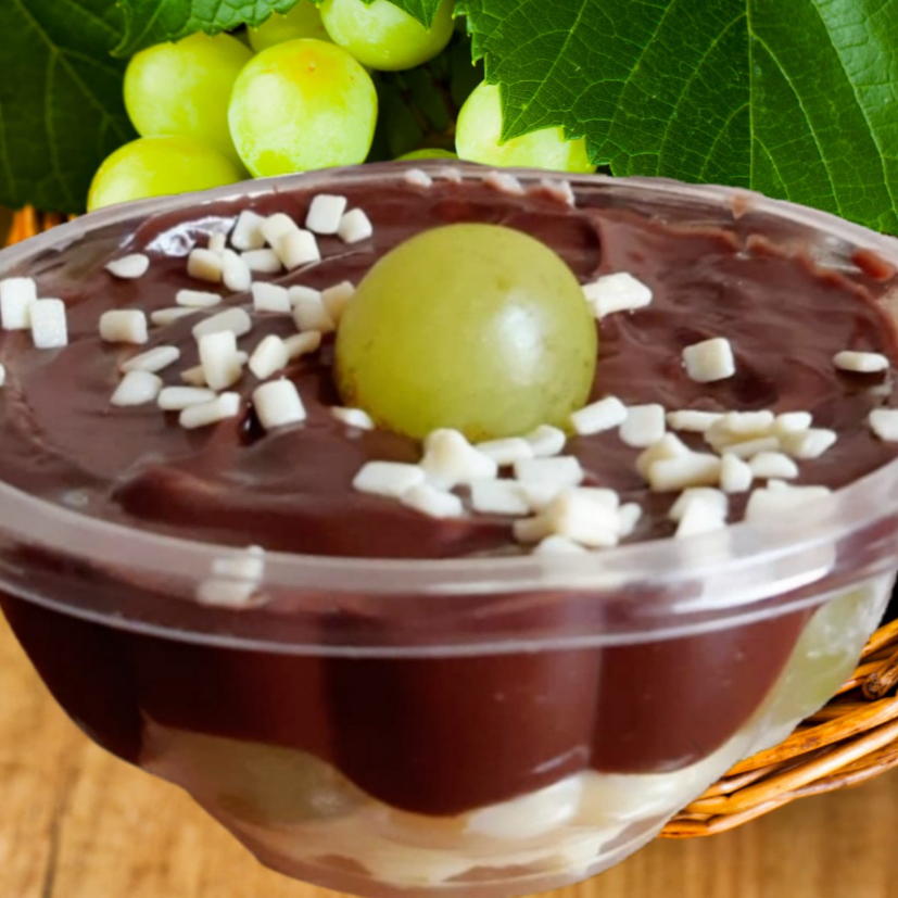 Creme de Ninho com muitas uvas verdes Thompsom com cobertura de chocolate Belga cremoso, granulado branco com Uva Thompsom