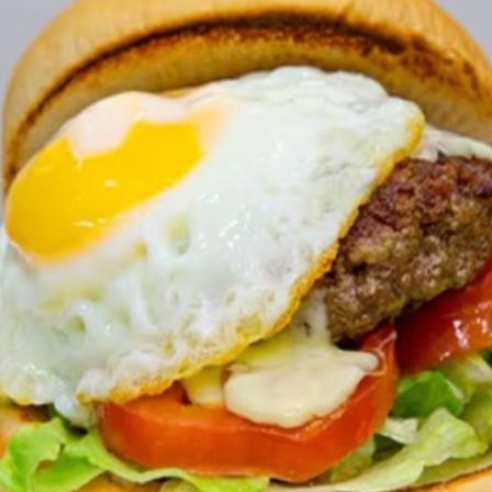 acompanham pão, maionese, hambúrguer, queijo, presunto, alface, tomate e batata palha.