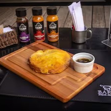 Provoleta grelhada, derretida na medida certa, com um toque de orégano e pimenta, ideal para os amantes de queijo.