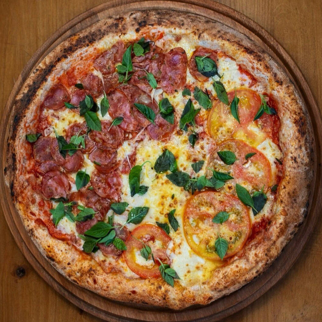 Margherita: Massa de longa fermentação, molho pomodoro, mozzarela, tomate e manjericão Italiana: Massa de longa fermentação, molho pomodoro, mozzarela, calabresa artesanal, parmesão e manjericão.