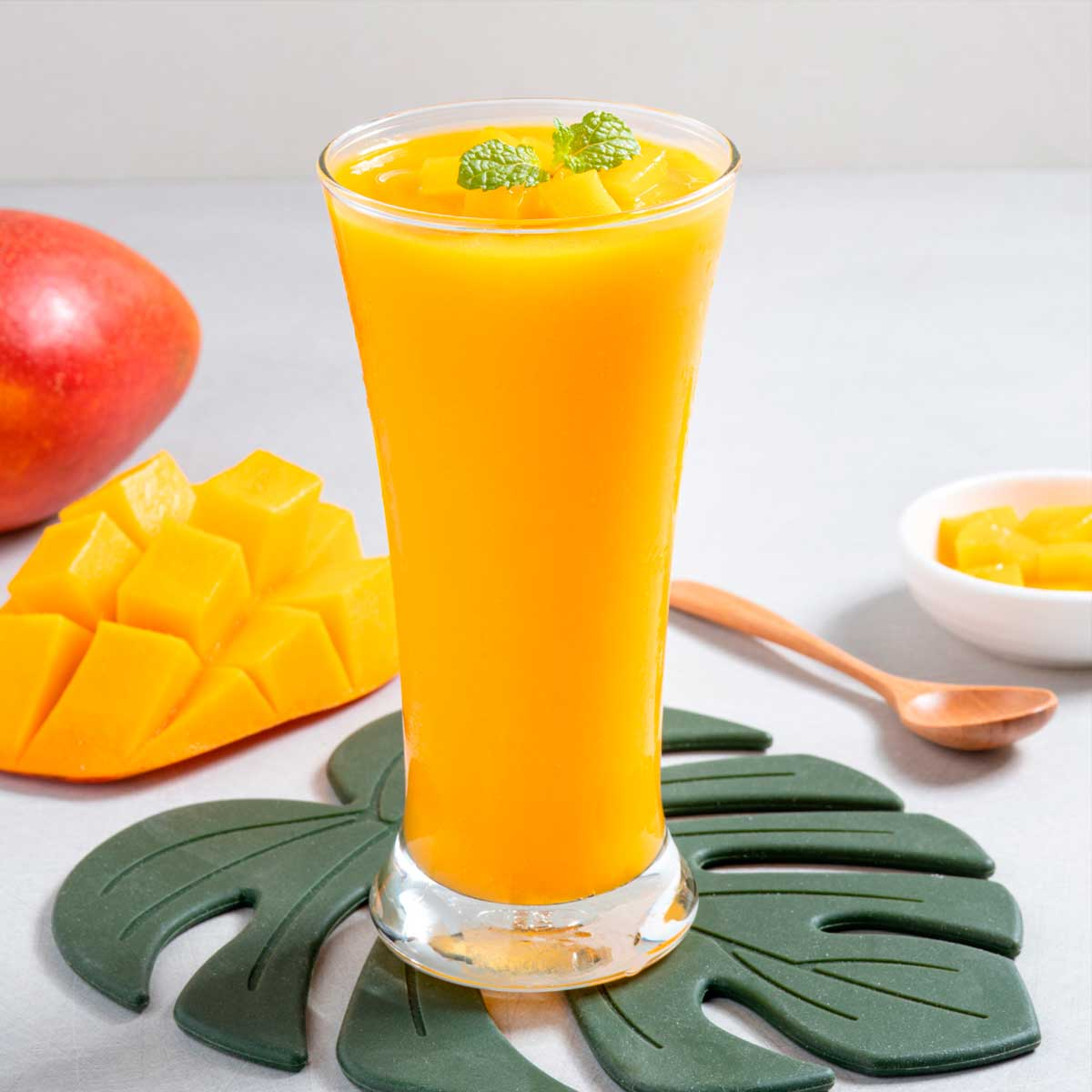 Suco de manga. feito da polpa, batido com gelo e agua filtrada.