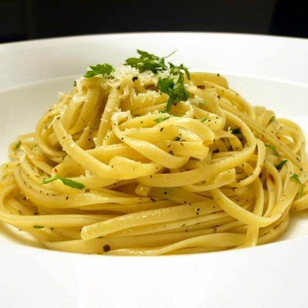Camarões refogados no azeite, com creme de leite, parmesão e massa fettuccine.