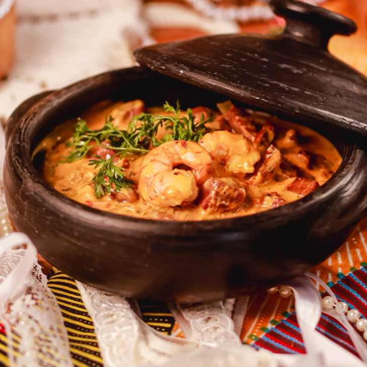 Porque escondidinho é com Rivandro! (cumbuca de camarões e charque, salteados na manteiga de garrafa, adormece em leito de vatapá