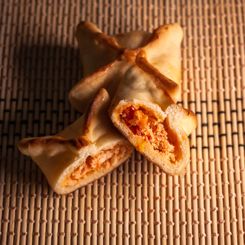 Massa artesanal macia, ricota fresca e tomate seco selecionado.