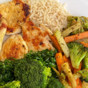 Escolha 1 Carboidrato, 1 Proteína e 1 Acompanhamento. Esse item acompanha 1 mix de salada P.