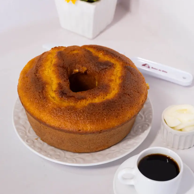 Delicioso bolo de fubá feito com milho fresco, perfeito para acompanhar um café da tarde.