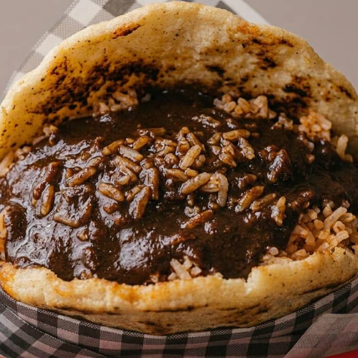 GORDITA DE POLLO EN MOLE
