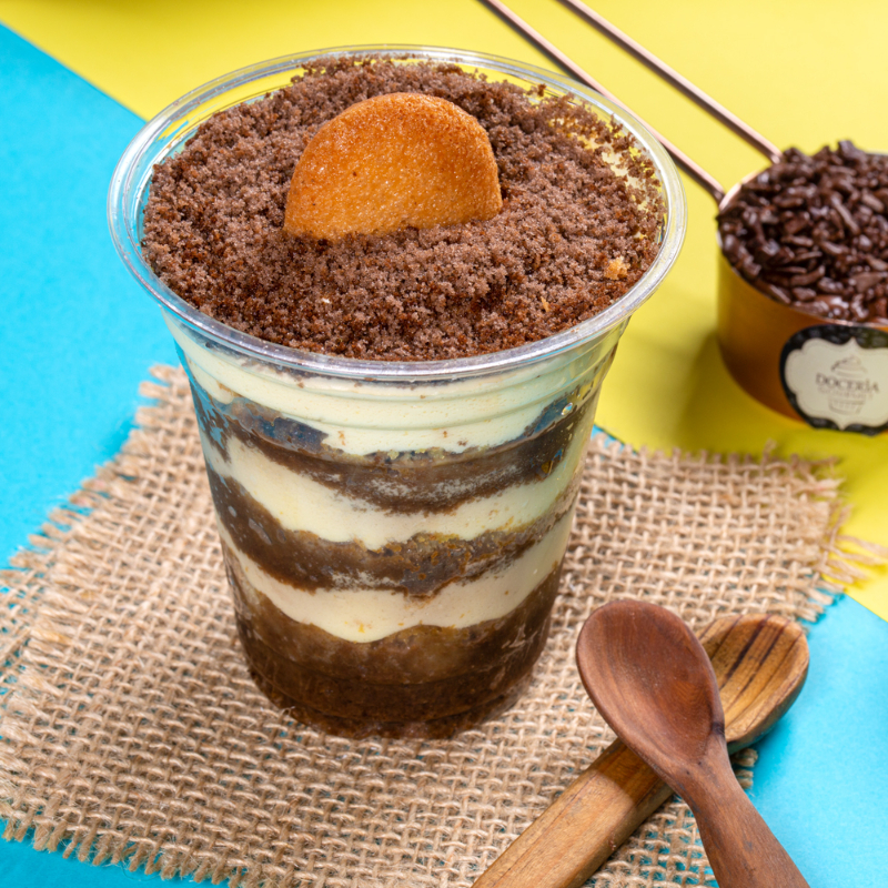 Inspiração italiana no Copão da Felicidade! Farofa de pão de ló branco, recheio clássico de Tiramisu, – creme de confeiteiro, queijo mascarpone, cacau em pó e café – e a cobertura feita de nougatine. Gostamos de falar que essa sobremesa é um encontro internacional de receitas. Peso: 250 gramas. Serve 1 pessoa. - Importante: atendendo às melhores práticas de confeitaria, nosso produto é mantido semicongelado para maior frescor e qualidade.