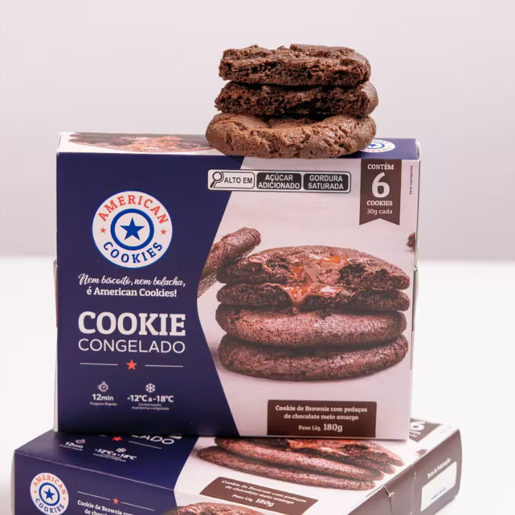 Para você fazer na sua própria casa, o Cookie Congelado - Brownie, é feito com massa de cacau e pedaços irresistíveis de chocolate meio amargo. Cada caixa possui 6 unidades do mini cookie de 30 gramas!