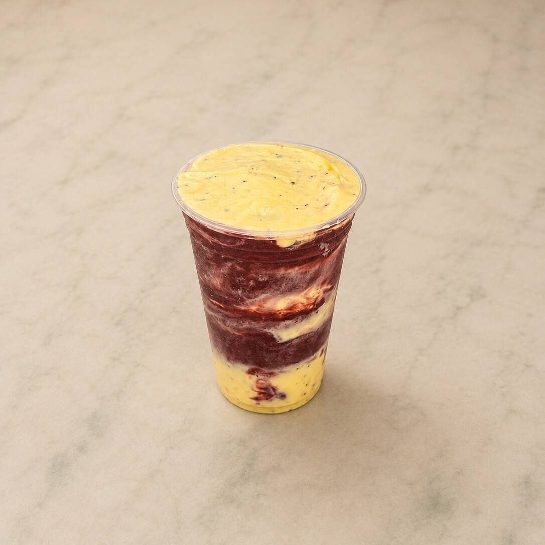 Açaí com camadas de mousse de maracujá. Uma combinação intensa, doce na medida certa e com aquele sabor que derrete na boca. Puro prazer em cada colherada!