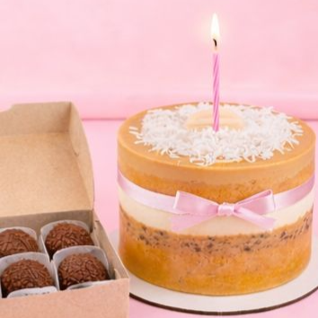 Kit composto por 1 mini bolo de 450g + 4 docinhos - Brigadeiro tradicional ou surpresinha de uva. Ideal para até 3 pessoas.