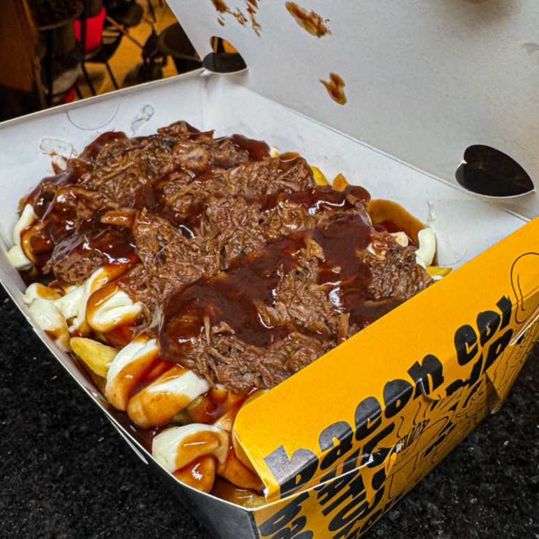 Fritas, Catupiry Original, costela desfiada saborosa e barbecue!  você precisa pegar uma dessa - serve 2 pessoas